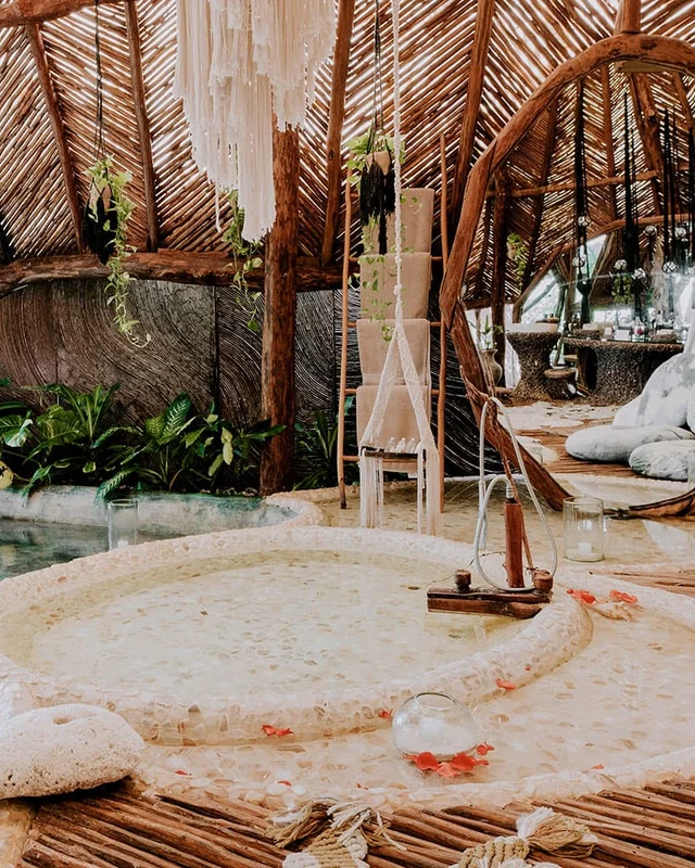 Espaço de descanso com banheira artesanal e arquitetura integrada à natureza
